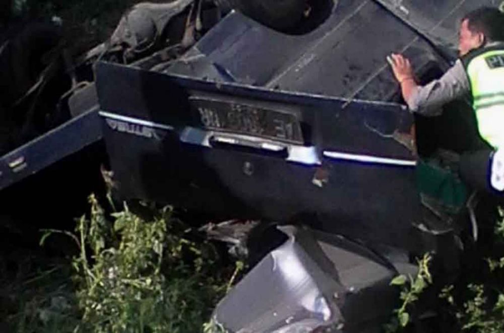 Minibus Daihatsu Zebra mengalami kecelakaan di Magetan