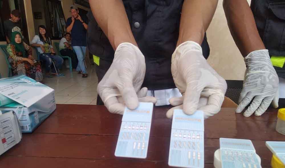 Tes Urine Dadakan Bagi Sopir Bus di Terminal Ponorogo, ini Hasilnya