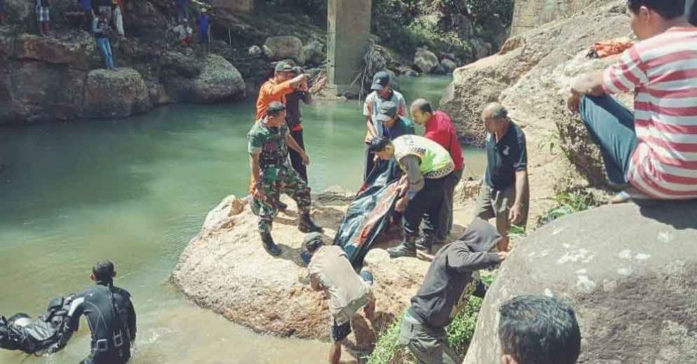 Petugas mengevakuasi jenazah korban
