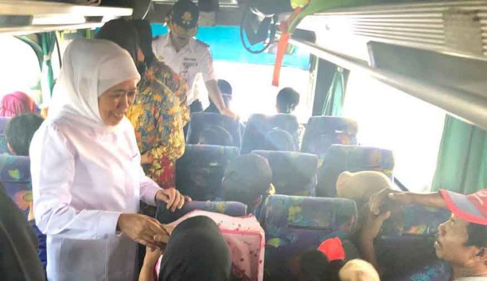 Gubernur Khofifah sapa pemudik di Terminal Purabaya