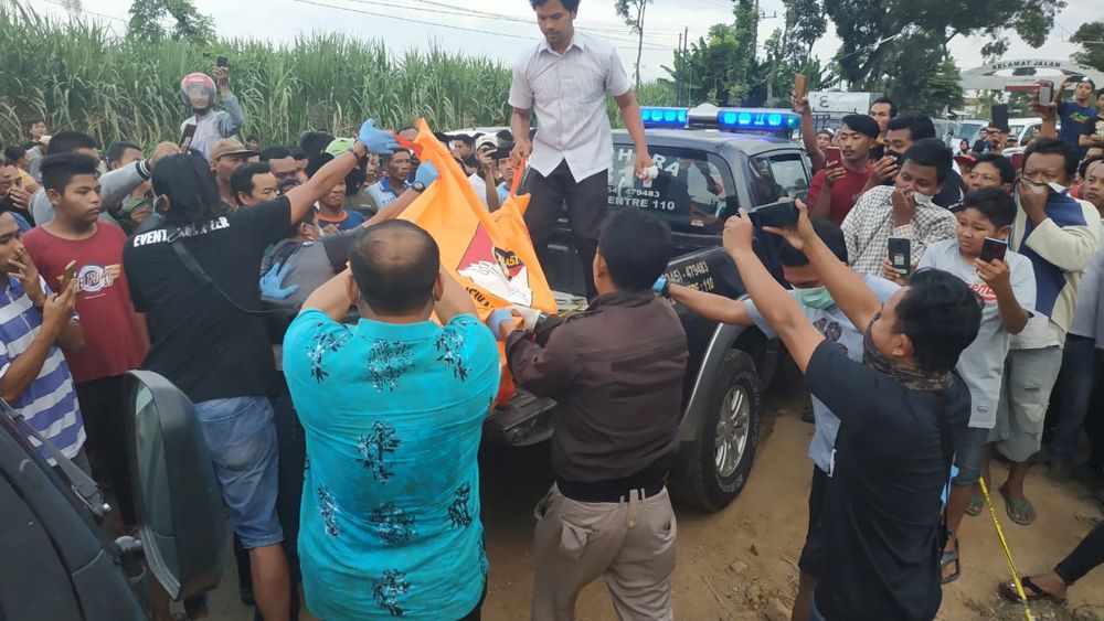 Jenazah dibawa ke RS Bhayangkara Kediri untuk divisum