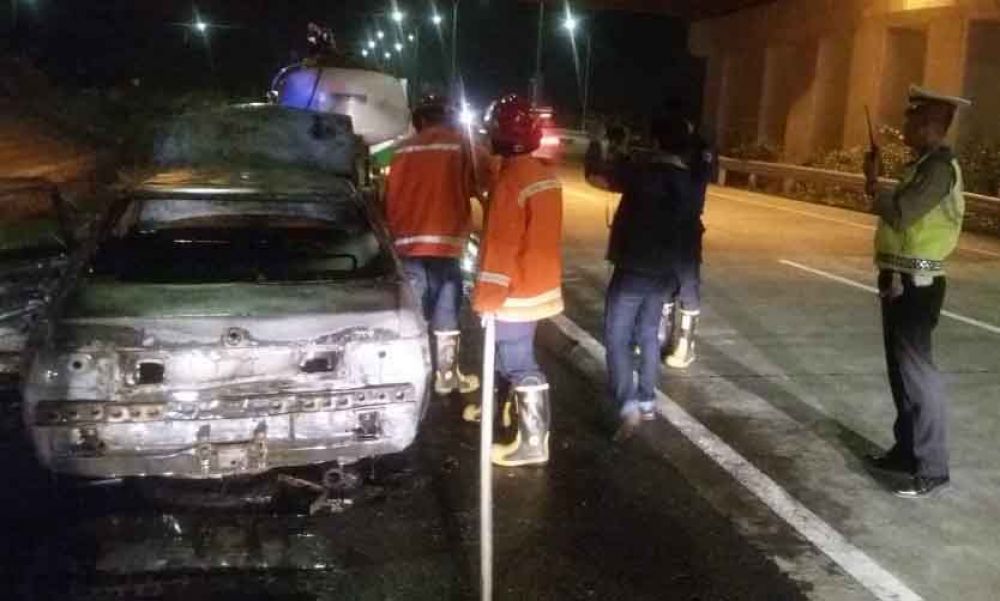 Mobil Toyota Corolla yang terbakar
