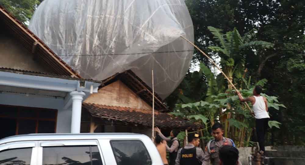 Balon udara menimpa rumah warga di Ponorogo