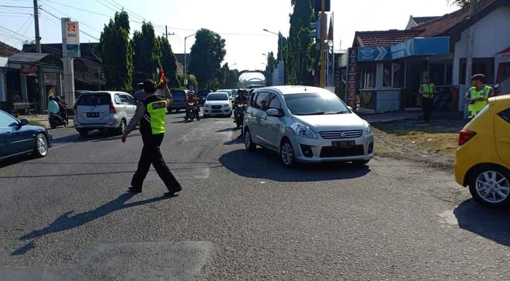 Polisi mengurai penumpukan kendaraan di Ponorogo