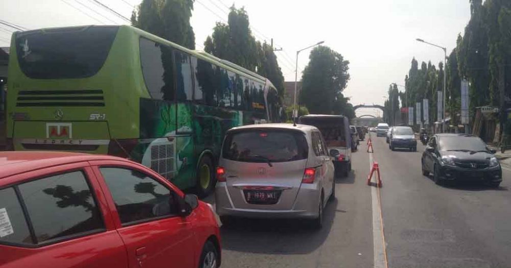 Penumpukan kendaraan di Jalan Raya Ponorogo-Madiun