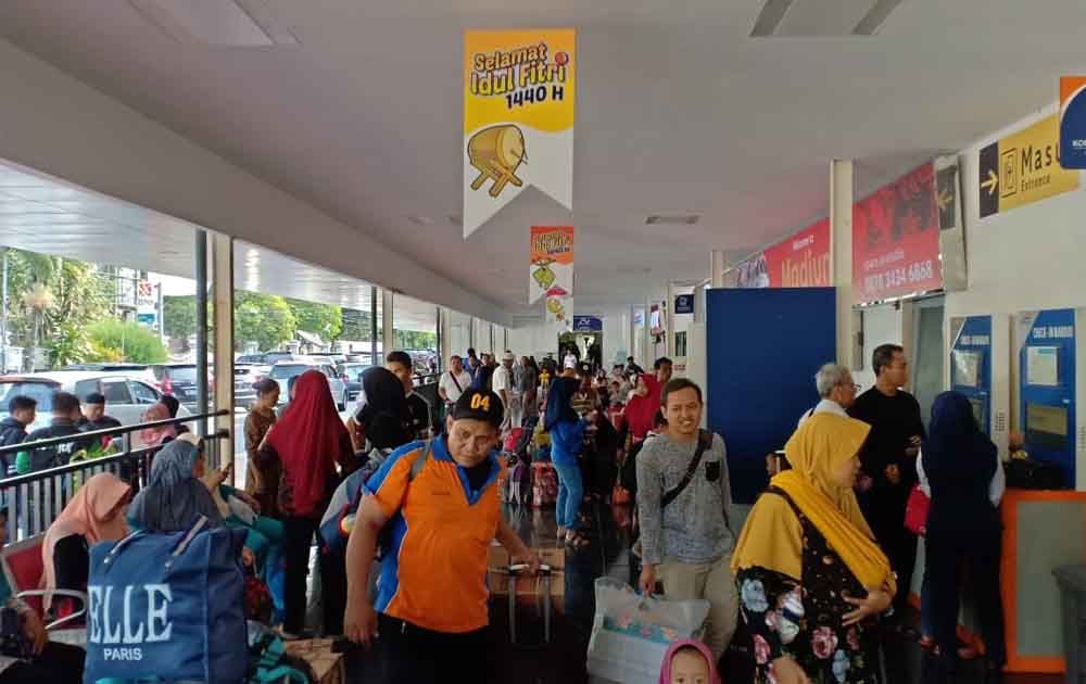 Penumpang kereta padati Stasiun Madiun