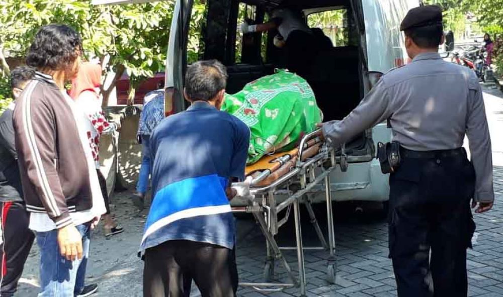 Korban dievakuasi ke rumah sakit