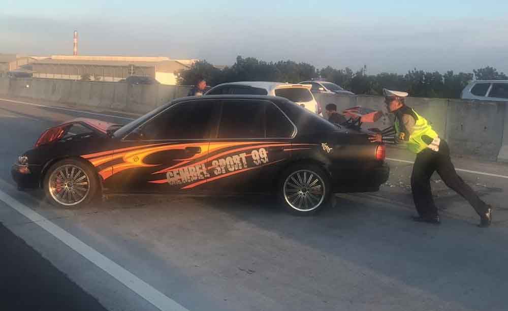 Polisi dorong mobil yang terlibat kecelakaan beruntun