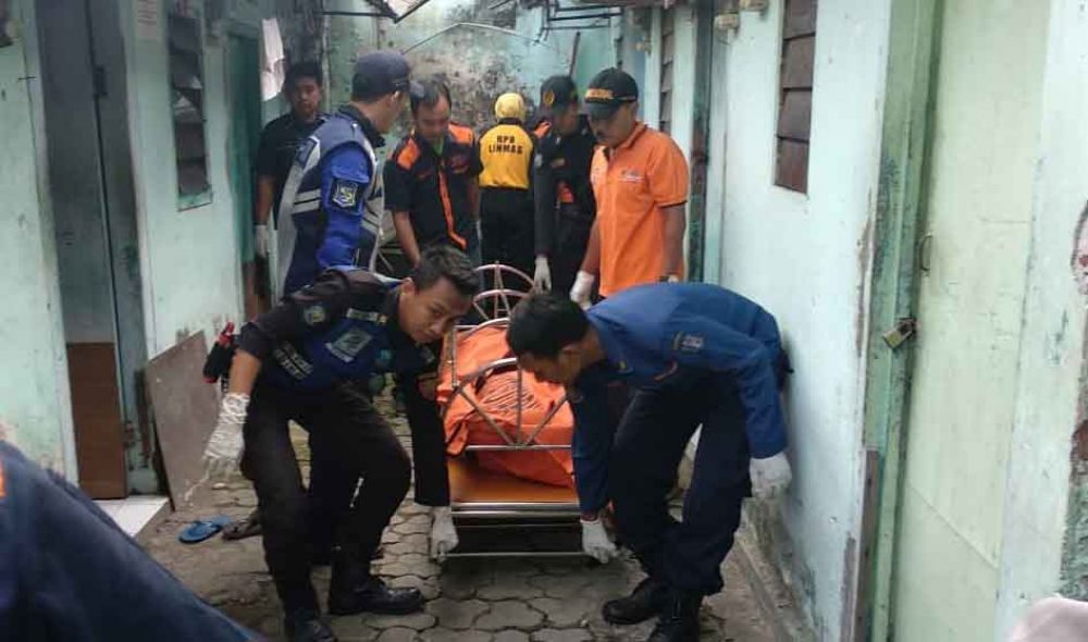 Evakuasi jenazah pasangan suami istri yang tewas di kos