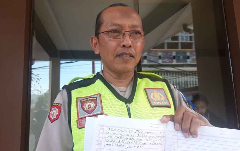 Wakapolsek Sawahan, AKP Eko Sudarmanto tunjukkan buku tulisan Sumardi