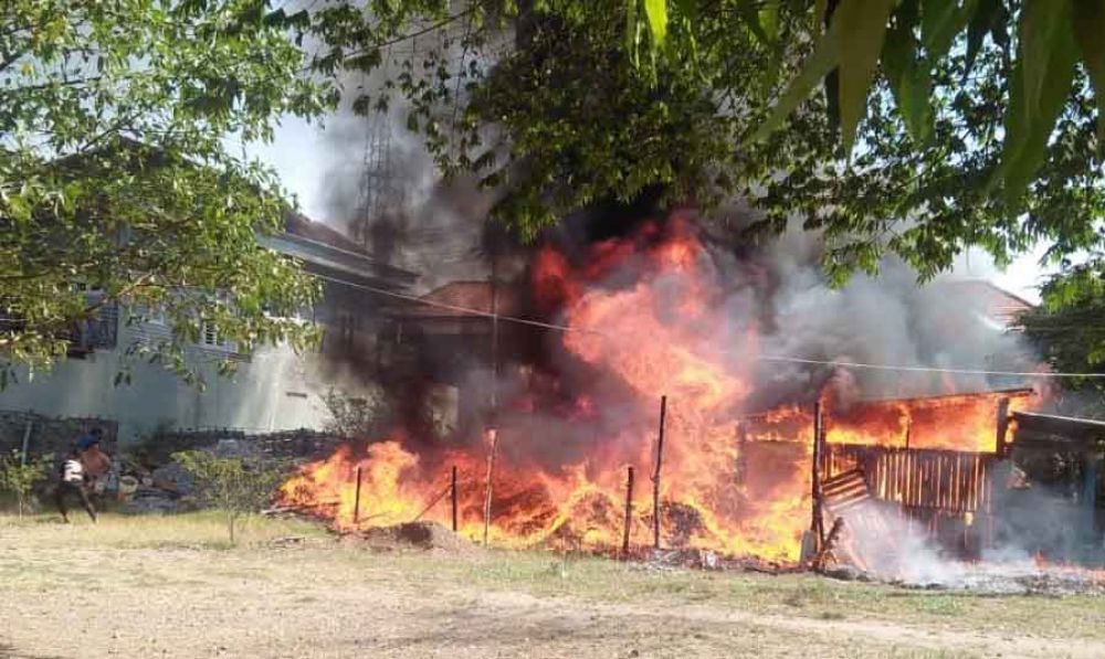 Kebakaran ludeskan gudang rongsokan di Mojokerto