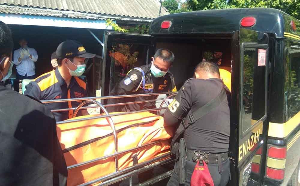 Jenazah dievakuasi ke kamar mayat RSUD dr Soetomo