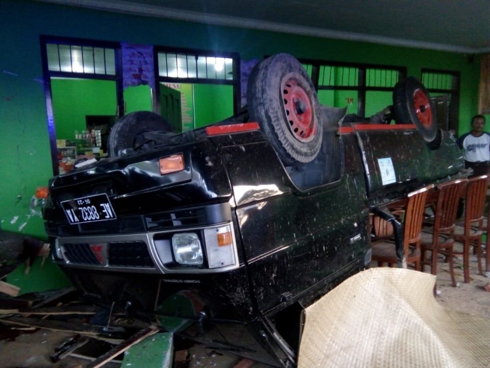 Bus Seruduk Pikap Tabrak Rumah Makan di Jombang, 3 Orang Tewas