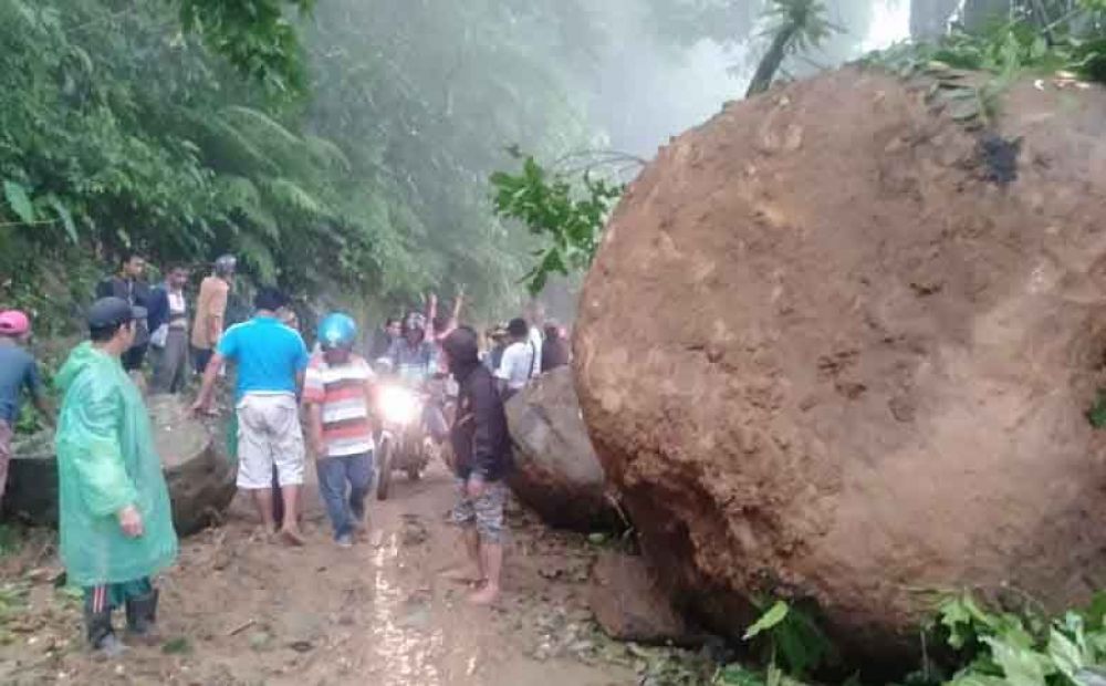 Tebing longsor menutup jalan