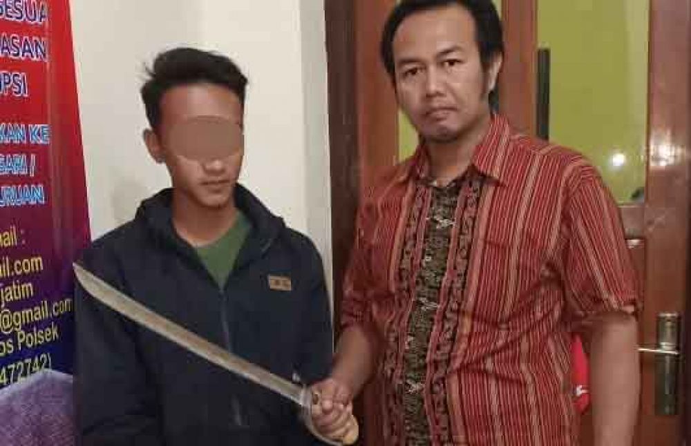 Pelaku diamankan dengan barang  bukti pedang