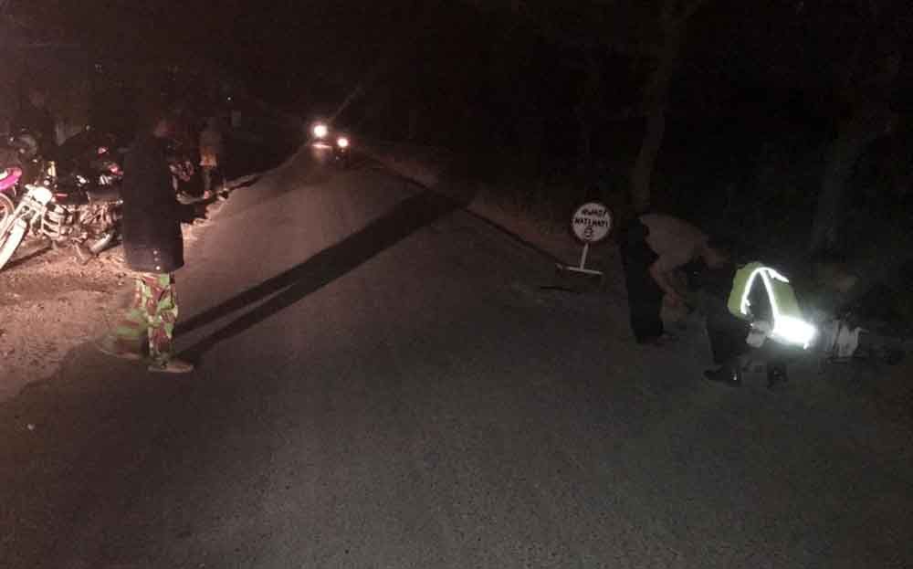 Polisi melakukan olah TKP di lokasi kecelakaan yang menewaskan korban