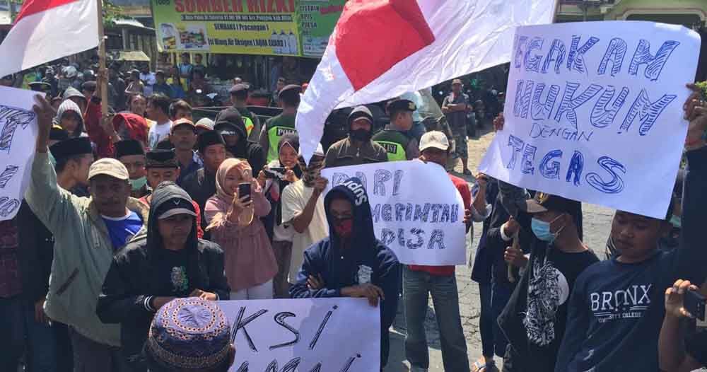 Warga Blitar demo menuntut Kasun mereka diberhentikan