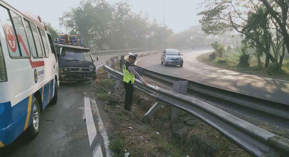Pikap menabrak guardrail di Tol Sidoarjo