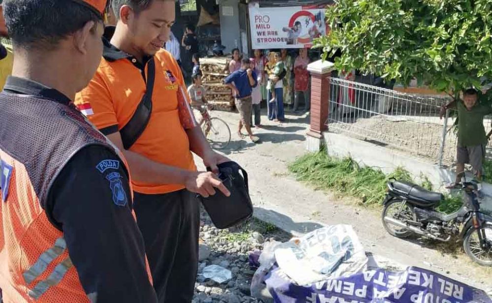 Petugas kereta mengevakuasi korban