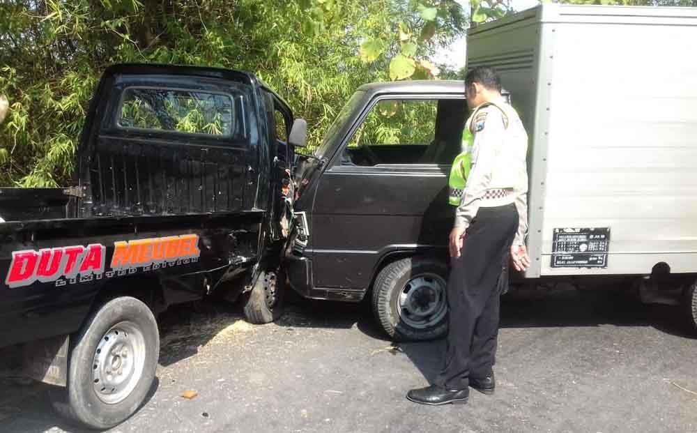 Boks tabrak pikap di Ponorogo