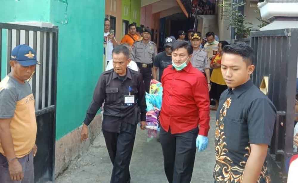 Korban dievakuasi  dari kamar kos 