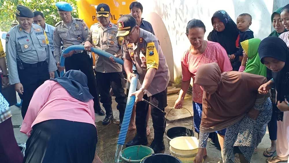 Polres Magetan bagikan air bersih di dua desa