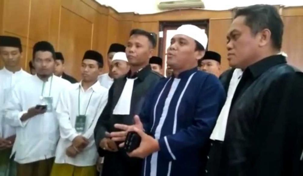 Sugi Nur Raharja dan kuasa hukumnya di PN Surabaya