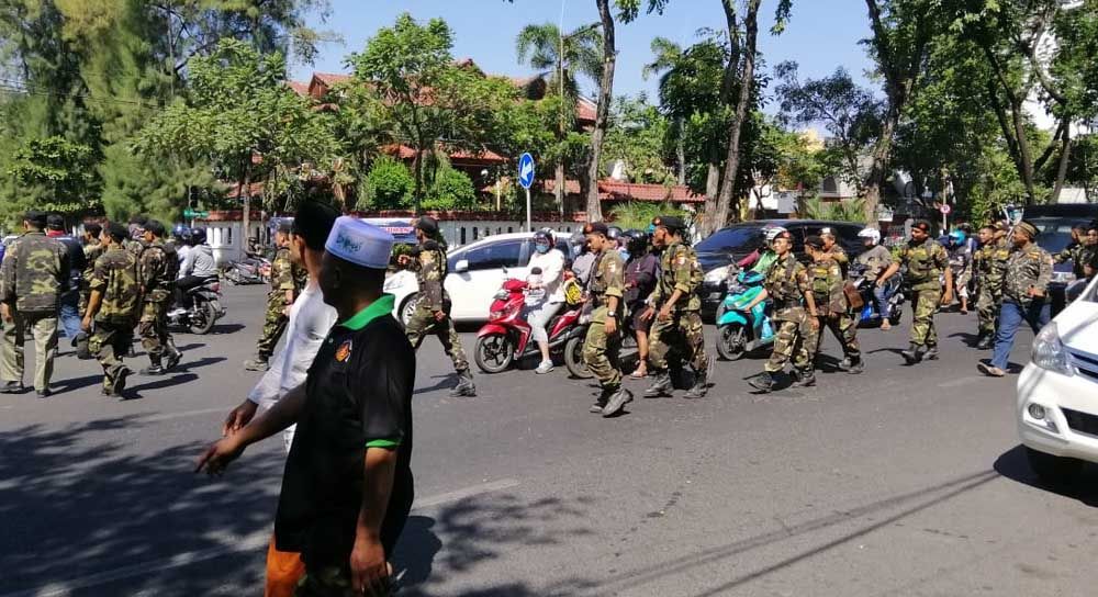 Massa Banser meninggalkan PN Surabaya sehabis bentrok dengan FPI 