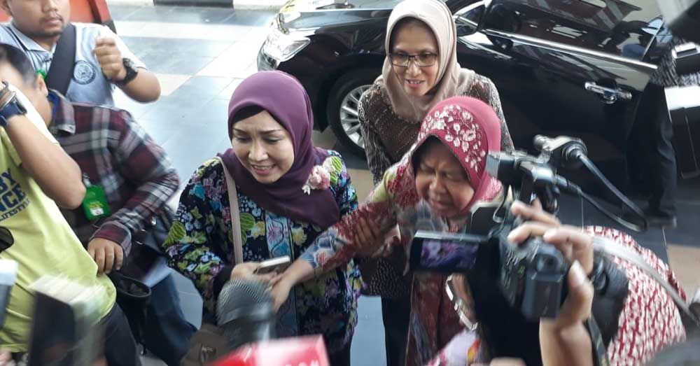 Wali Kota Surabaya, Tri Rismaharini datang ke Kejati Jatim