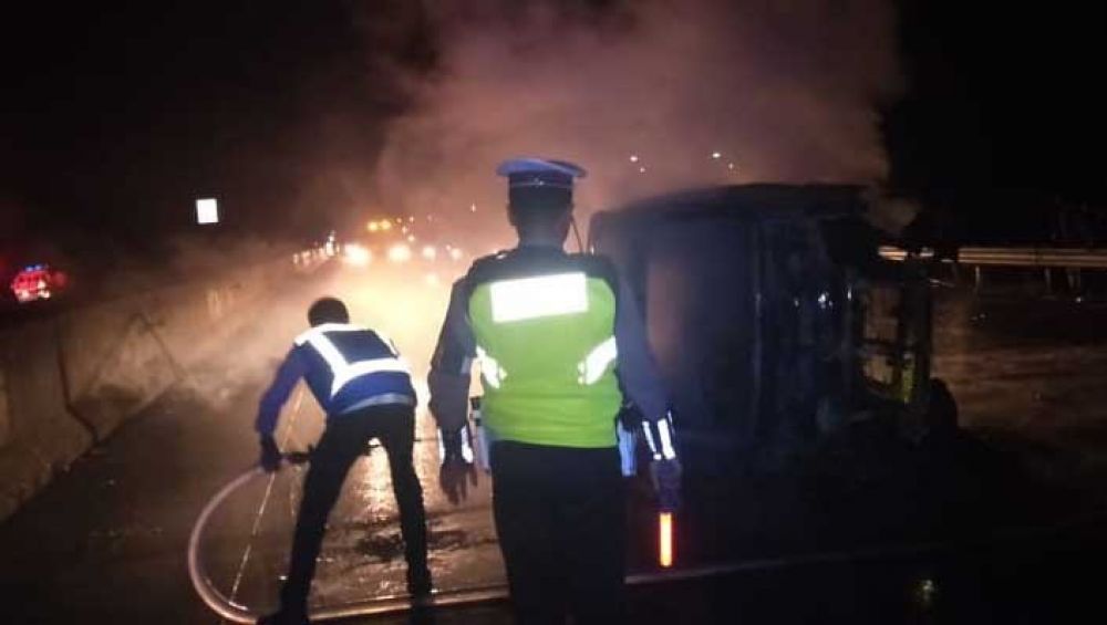 Pikap terbakar di Tol Kertososno