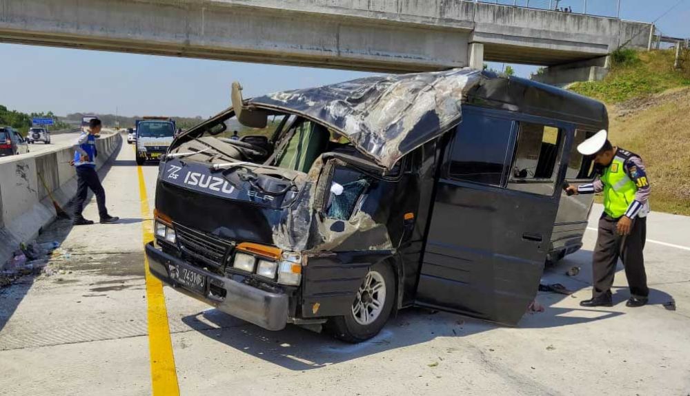 Isuzu Elf terguling di Tol Nganjuk