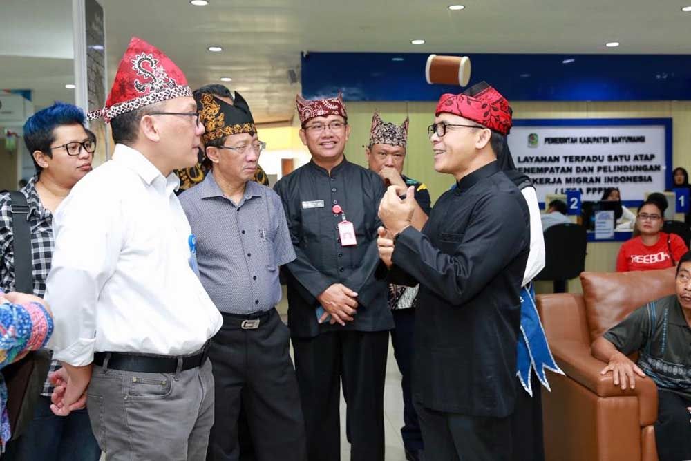 Kepala Lipi, Laksana Tri Handoko berbincang dengan Bupati Anas 