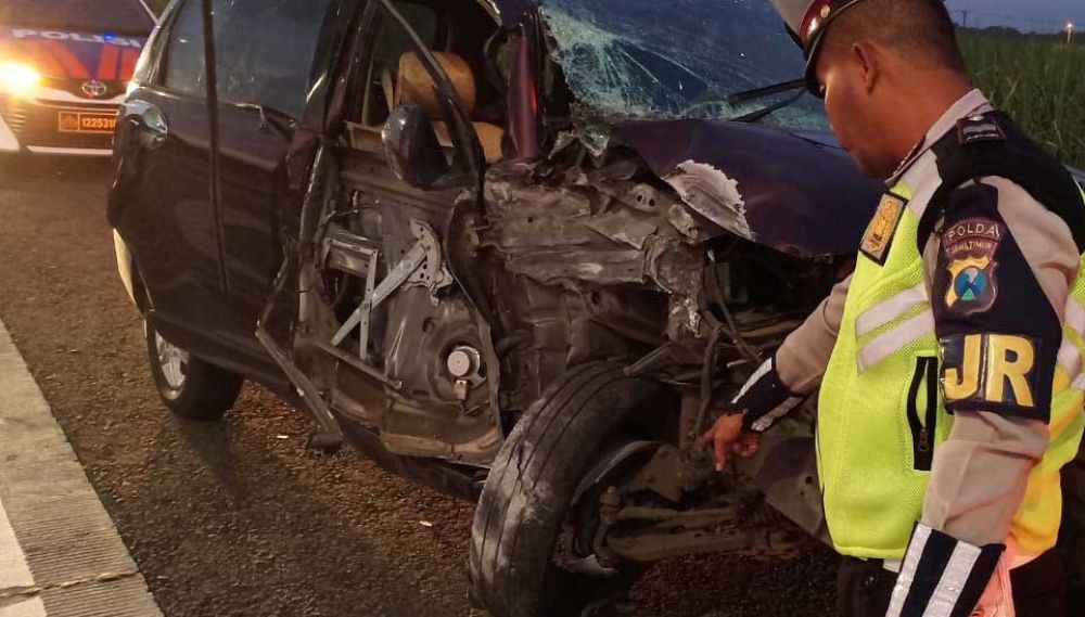 Xenia tabrak guardrail di Tol Sumo