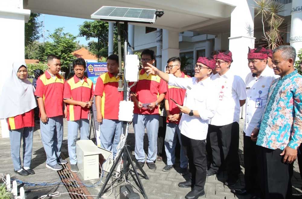 Bupati Anas mencoba alat yang dibuat SMKN 1 Glagah
