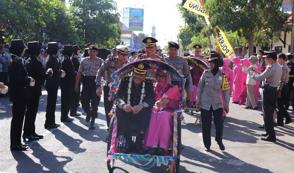 Pelepasan purnawirawan polisi di Tulungagung dengan diarak becak