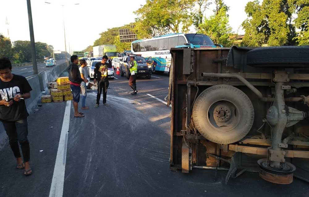 Ban Meletus, Truk Boks Bermuatan Bumbu Masakan Terguling di Tol Waru