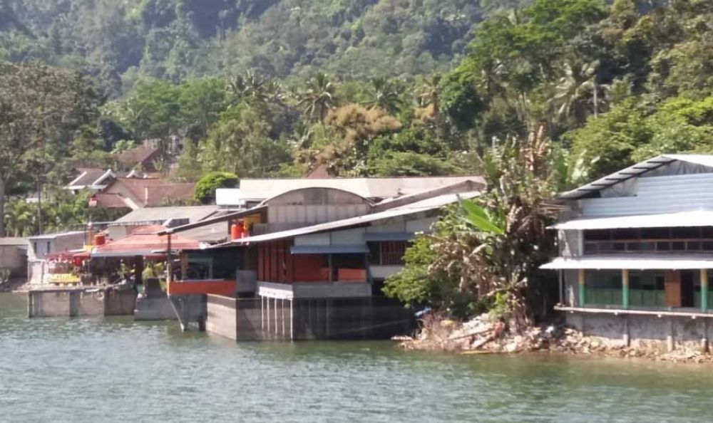 Bangunan 18 rumah makan di Telaga Ngebel Ponorogo