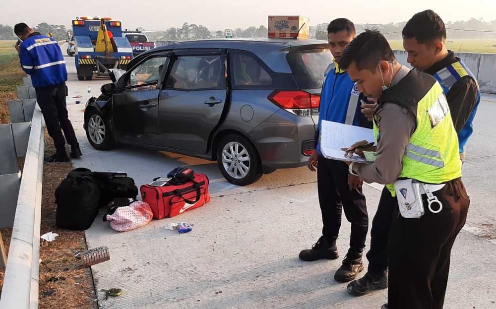 Mobilio tabrak truk di Tol Ngawi