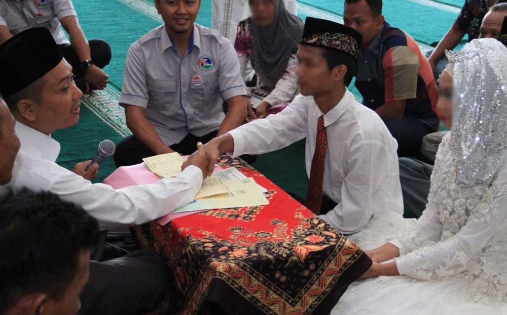 IW, tahanan kasus narkoba melaksanakan akad nikah di masjid Polres Kediri