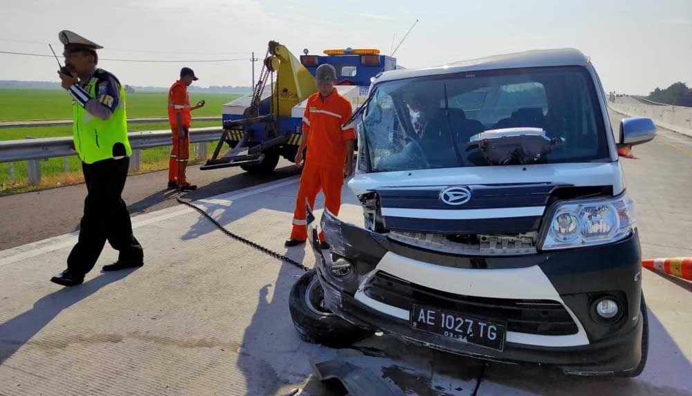 Mobil Luxio rusaka parah setelah tabrak pembatas jalan Tol Nganjuk