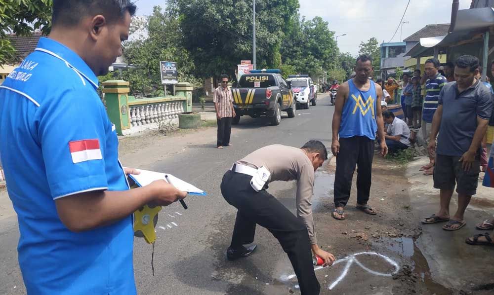 Polisi lakukan olah TKP di tempat kecelakaan yang tewaskan pengendara motor