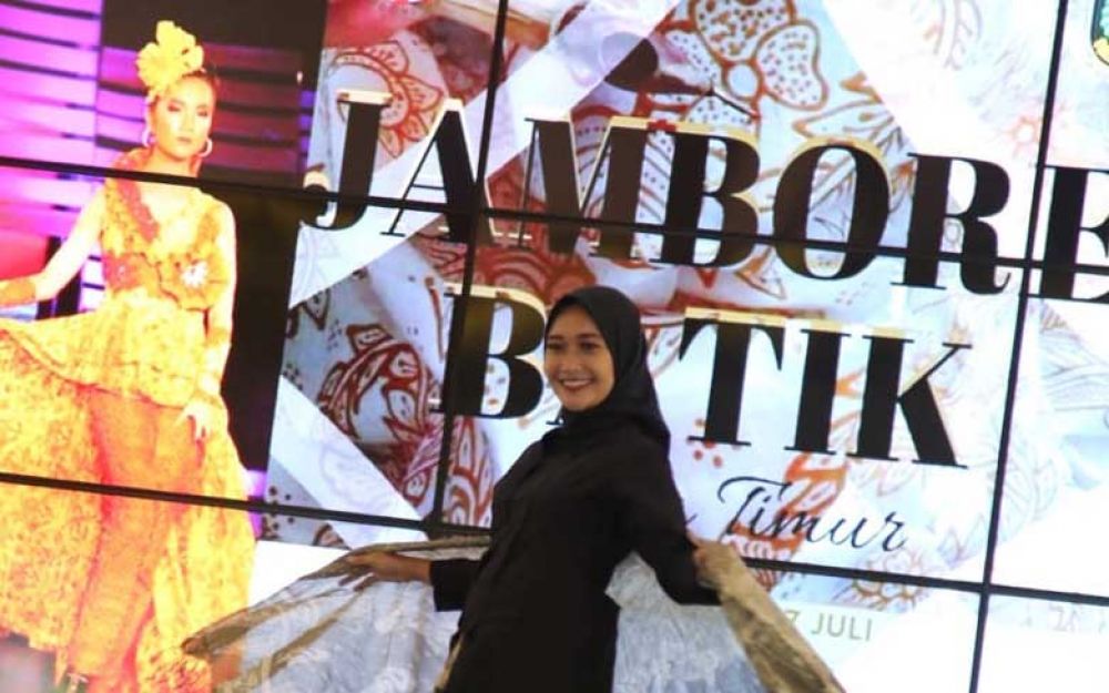 Peragaan busana dalam Jambore Batik di Banyuwangi