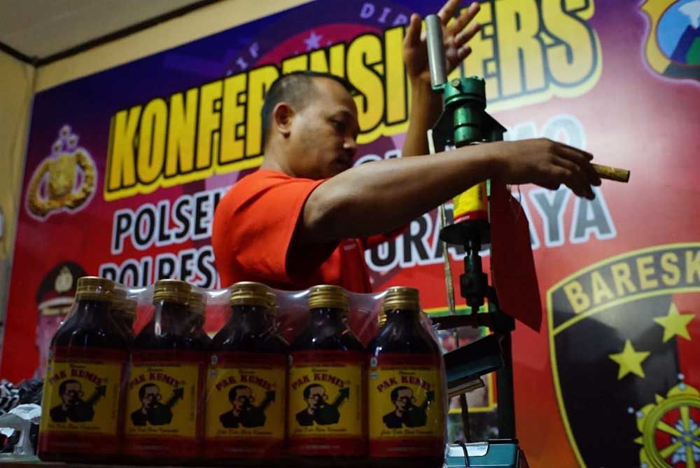 Pelaku peragakan meracik jamu kuat tanpa izin usaha