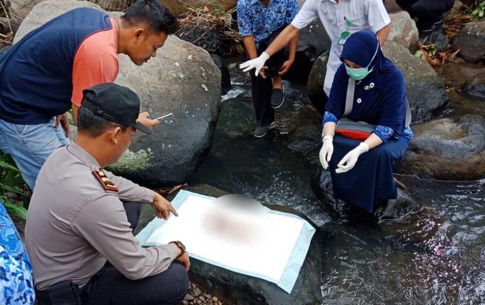 Orok Bayi Dikira Boneka Ditemukan Mengapung oleh Warga di Sungai Ngawi