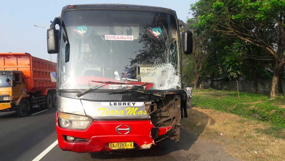 Bus Tiara yang mengalami kecelakaan beruntun di Tol Sidoarjo