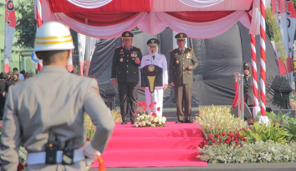 Terima Pin Emas Kehormatan dari Kapolri, ini Pesan Gubernur Khofifah