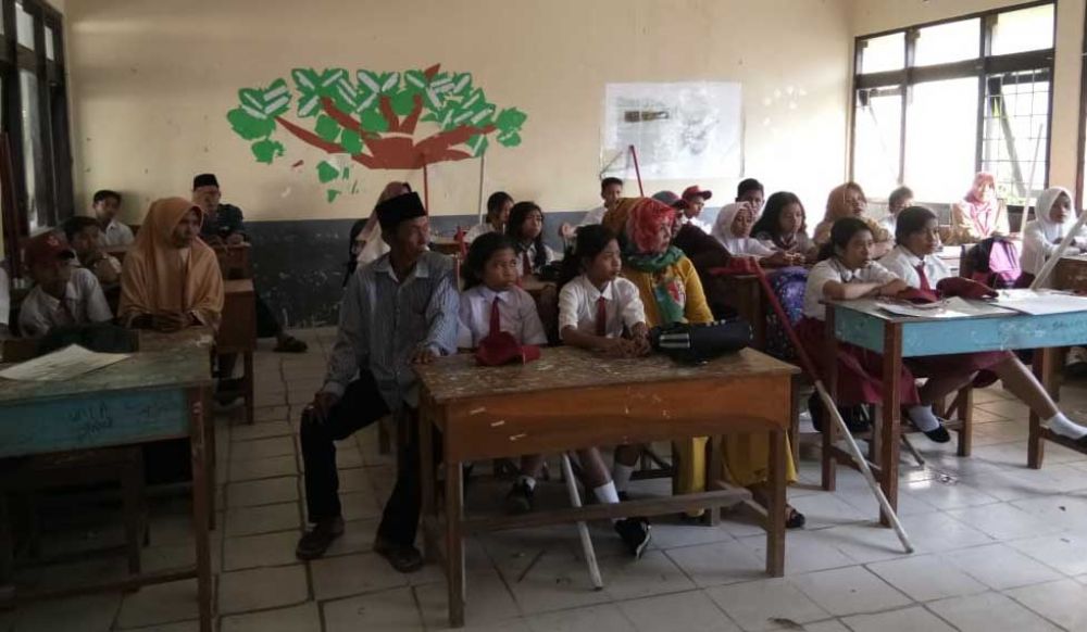 Wali murid dan siswa baru di SMP Negeri 1 Sepulu Madura