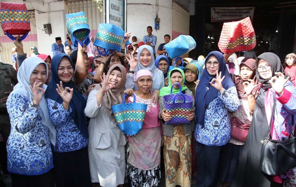 Pembagian tas belanja di Banyuwangi