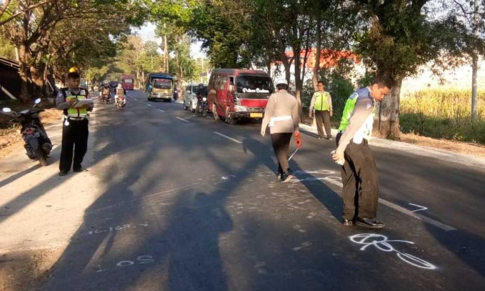 Polisi melakukan olah TKP di lokasi kecelakaan