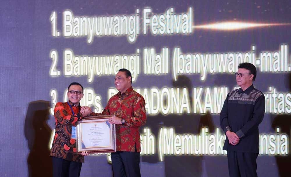 Bupati Anas terima penghargaan dari Kemenpan RB
